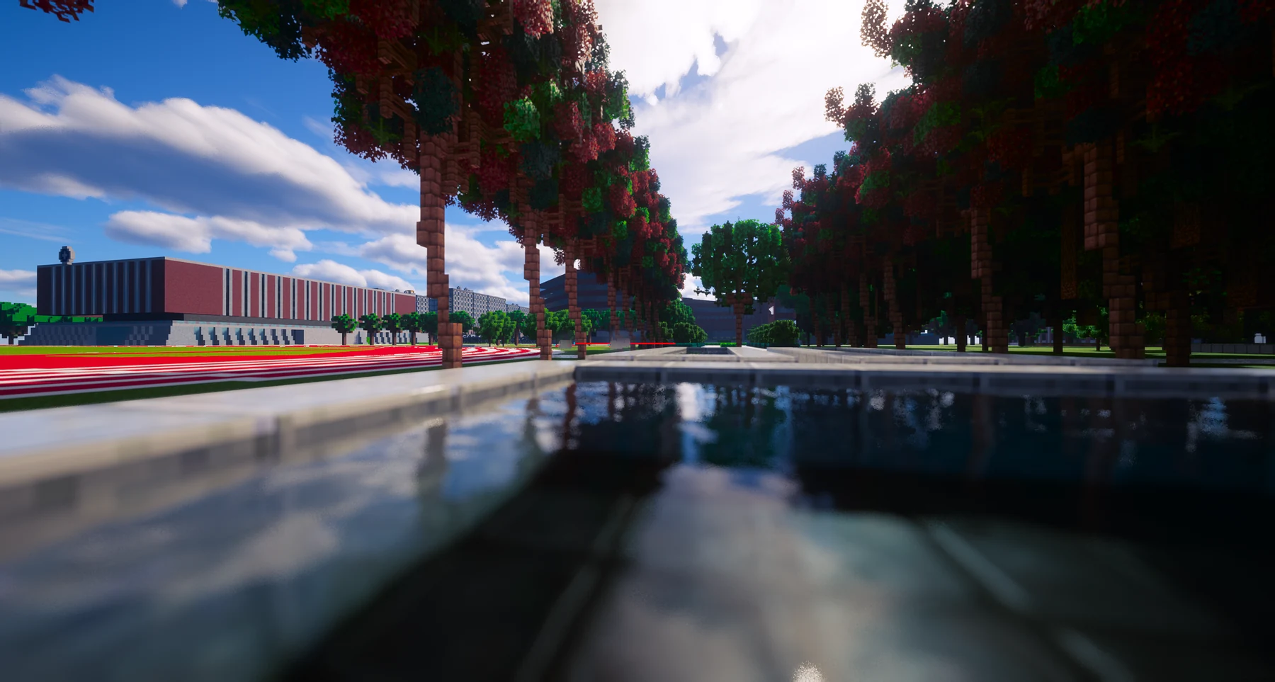温州商学院 Minecraft 校园复建中的水面倒影与树荫步道